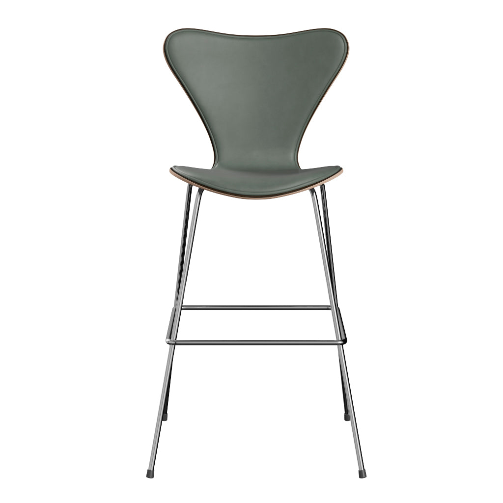 Fritz Hansen - 3197 høj barstol, naturfiner og forsidepolstret i Grace læder - Mørkbejdset eg - Concrete Grey læder - Krom stel - Jacobsen Plus