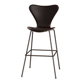 Fritz Hansen - 3197 høj barstol, naturfiner og forsidepolstret i Grace læder - Mørkbejdset eg - Mørk brun læder - Brown Bronze stel - Jacobsen Plus
