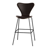 Fritz Hansen - 3197 høj barstol, naturfiner og forsidepolstret i Grace læder - Mørkbejdset eg - Mørk brun læder - Sort stel - Jacobsen Plus
