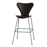 Fritz Hansen - 3197 høj barstol, naturfiner og forsidepolstret i Grace læder - Mørkbejdset eg - Mørk brun læder - Silver Grey stel - Jacobsen Plus