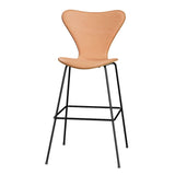 Fritz Hansen - 3197 høj barstol, naturfiner og forsidepolstret i Natur læder - Elm - Sort stel - Jacobsen Plus