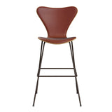 Fritz Hansen - 3197 høj barstol, naturfiner og forsidepolstret i Grace læder - Eg - Kastanjebrun læder - Brown Bronze stel - Jacobsen Plus