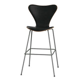 Fritz Hansen - 3197 høj barstol, naturfiner og forsidepolstret i Grace læder - Valnød - Sort læder - Silver Grey stel - Jacobsen Plus