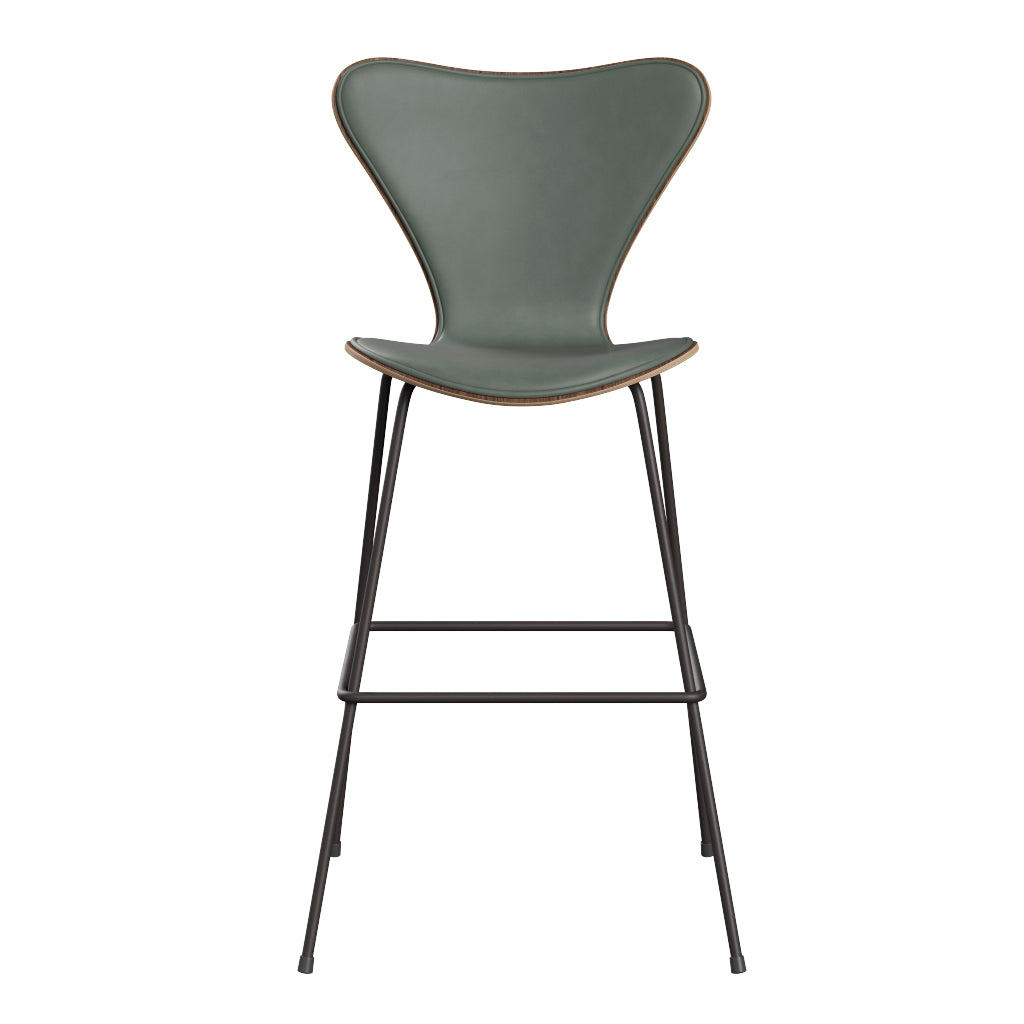 Fritz Hansen - 3197 høj barstol, naturfiner og forsidepolstret i Grace læder - Valnød - Concrete Grey læder - Warm Graphite stel - Jacobsen Plus