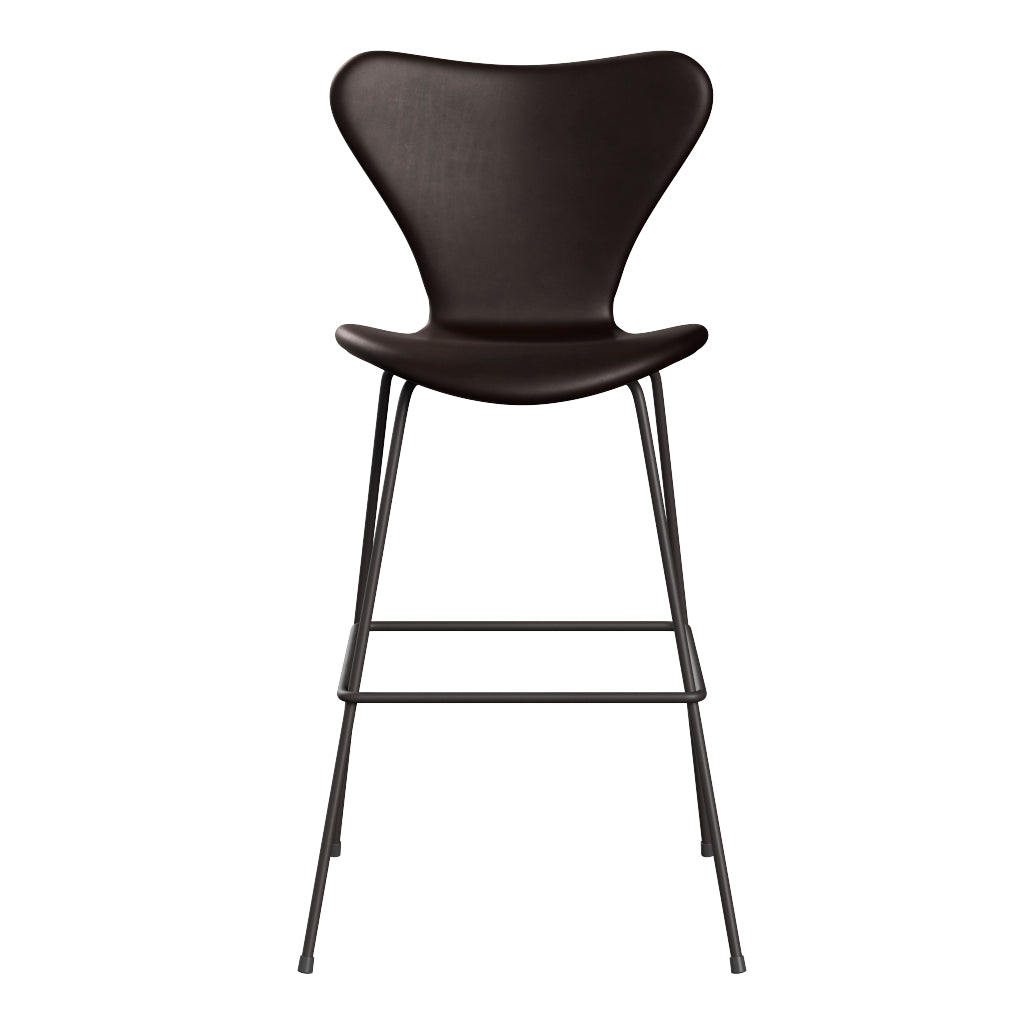 Fritz Hansen - 3197 høj barstol, fuldpolstret i Grace læder - Mørk brun læder - Warm Graphite stel - Jacobsen Plus