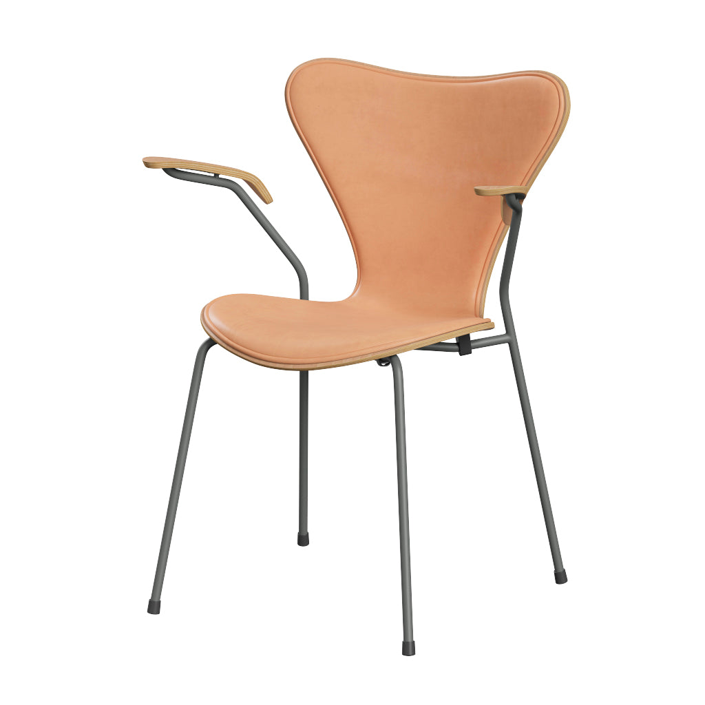 Fritz Hansen - 3207 stol med armlæn, naturfiner og forsidepolstret i Natur læder - Bøg - Silver Grey stel - Jacobsen Plus