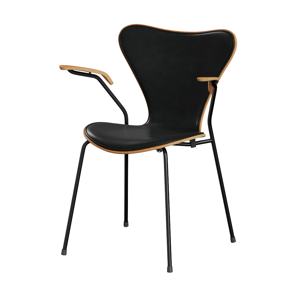 Fritz Hansen - 3207 Stuhl mit Armlehnen, Naturfurnier und Vorderseite gepolstert in Grace Leder - Kirsche - Schwarz Leder - Schwarz Gestell - Jacobsen Plus