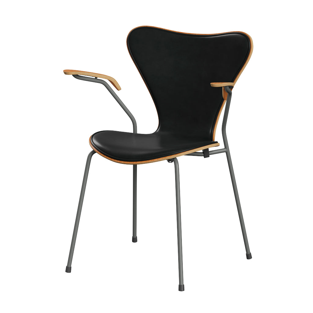 Fritz Hansen - 3207 Stuhl mit Armlehnen, Naturfurnier und Vorderseite gepolstert in Grace Leder - Kirsche - Schwarz Leder - Silbergraues Gestell - Jacobsen Plus