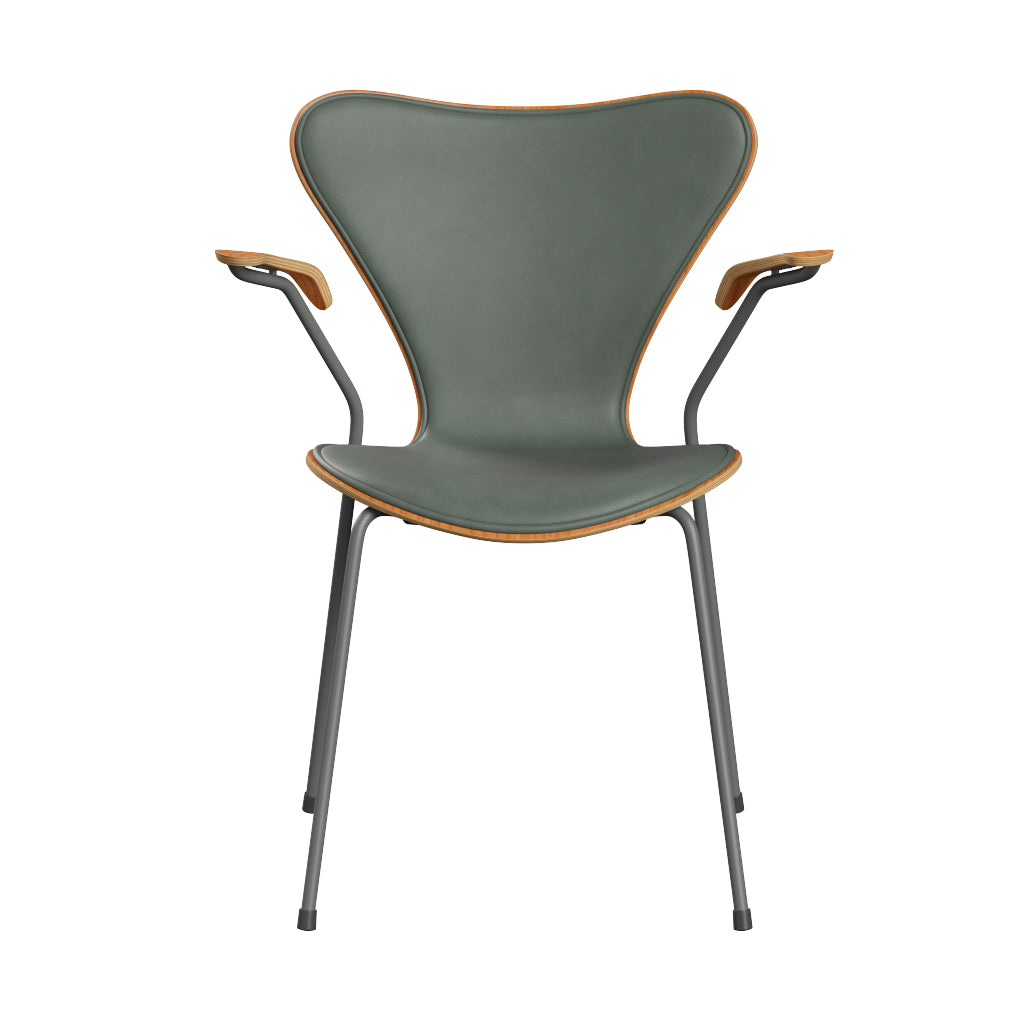 Fritz Hansen - 3207 Stuhl mit Armlehnen, Naturfurnier und Vorderseite gepolstert in Grace Leder - Kirsche - Concrete Grey Leder - Silver Grey Gestell - Jacobsen Plus