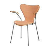 Fritz Hansen - 3207 stol med armlæn, naturfiner og forsidepolstret i Natur læder - Kirsebær - Silver Grey stel - Jacobsen Plus
