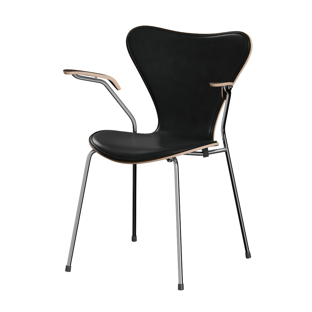 Fritz Hansen - 3207 Stuhl mit Armlehnen, Naturfurnier und Vorderseite gepolstert in Grace Leder - Dunkel gebeizte Eiche - Schwarz Leder - Chromgestell - Jacobsen Plus