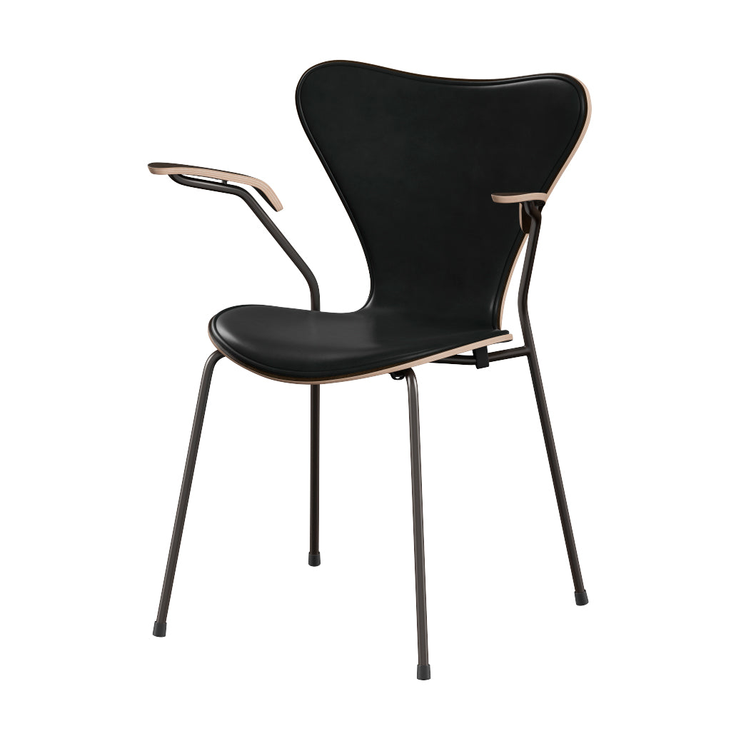 Fritz Hansen - 3207 Stuhl mit Armlehnen, Naturfurnier und Vorderseite gepolstert in Grace Leder - Dunkel gebeizte Eiche - Schwarzes Leder - Braunes Bronze-Gestell - Jacobsen Plus