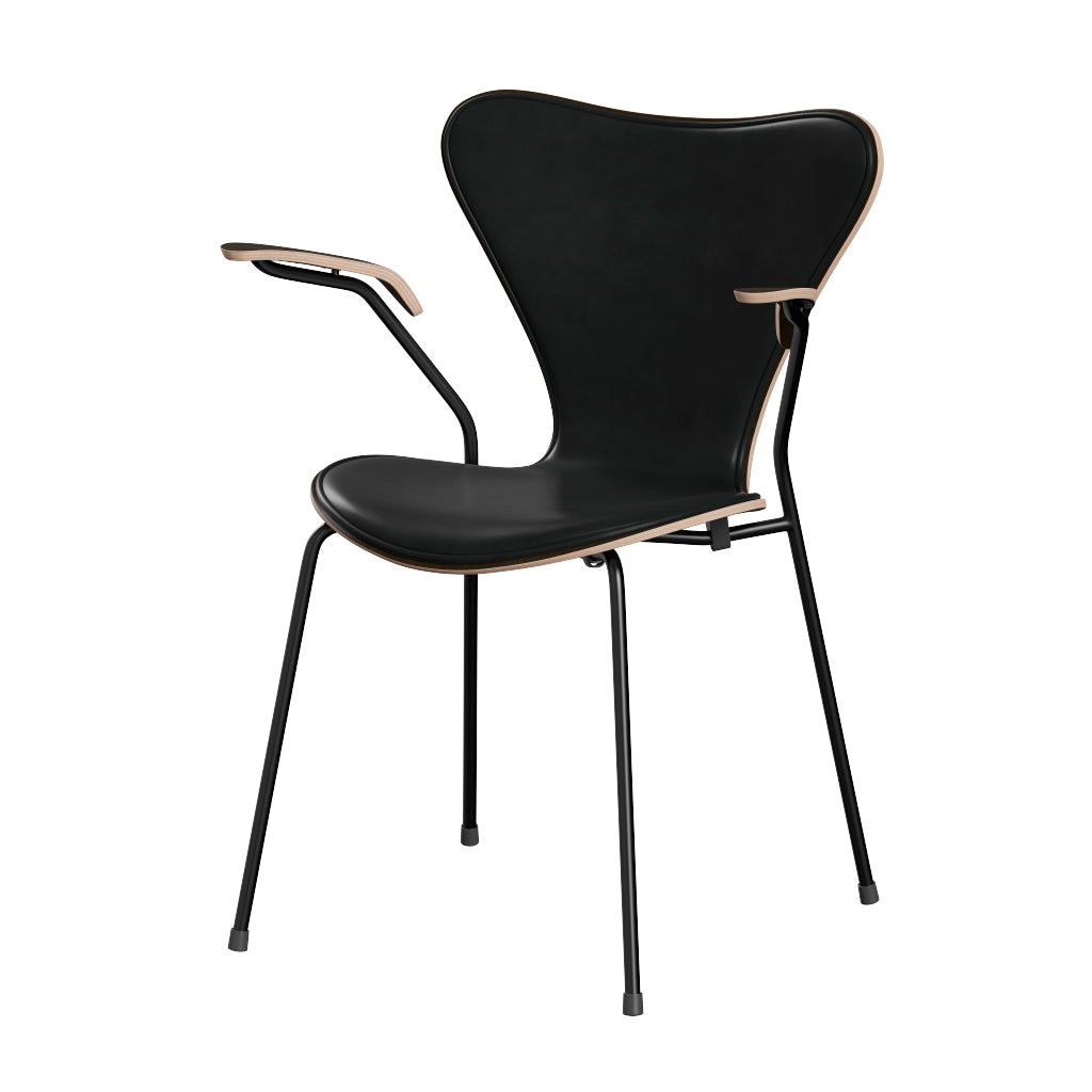 Fritz Hansen - 3207 Stuhl mit Armlehnen, Naturfurnier und Vorderseite gepolstert in Grace Leder - Dunkel gebeitze Eiche - Schwarzes Leder - Schwarzes Gestell - Jacobsen Plus