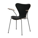 Fritz Hansen - 3207 Stuhl mit Armlehnen, Naturfurnier und Vorderseite gepolstert in Grace Leder - Dunkel gebeizte Eiche - Schwarzes Leder - Silbergrauer Rahmen - Jacobsen Plus
