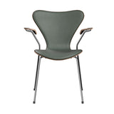 Fritz Hansen - 3207 Stuhl mit Armlehnen, Naturfurnier und Vorderseite gepolstert in Grace Leder - Dunkel gebeizte Eiche - Concrete Grey Leder - Chromgestell - Jacobsen Plus