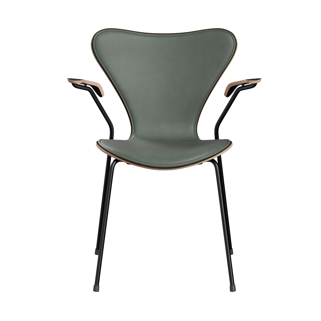 Fritz Hansen - 3207 Stuhl mit Armlehnen, Naturfurnier und Vorderseite gepolstert in Grace Leder - Dunkel gebeizte Eiche-Concrete Grey Leder - Schwarzes Gestell - Jacobsen Plus