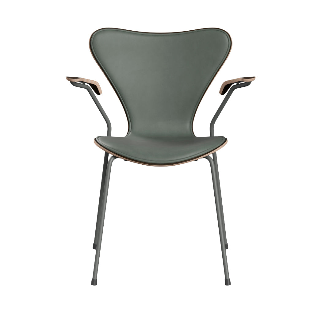 Fritz Hansen - 3207 Stuhl mit Armlehnen, Naturfurnier und Vorderseite gepolstert in Grace Leder - Dunkel gebeizte Eiche - Concrete Grey Leder - Silbergraues Gestell - Jacobsen Plus