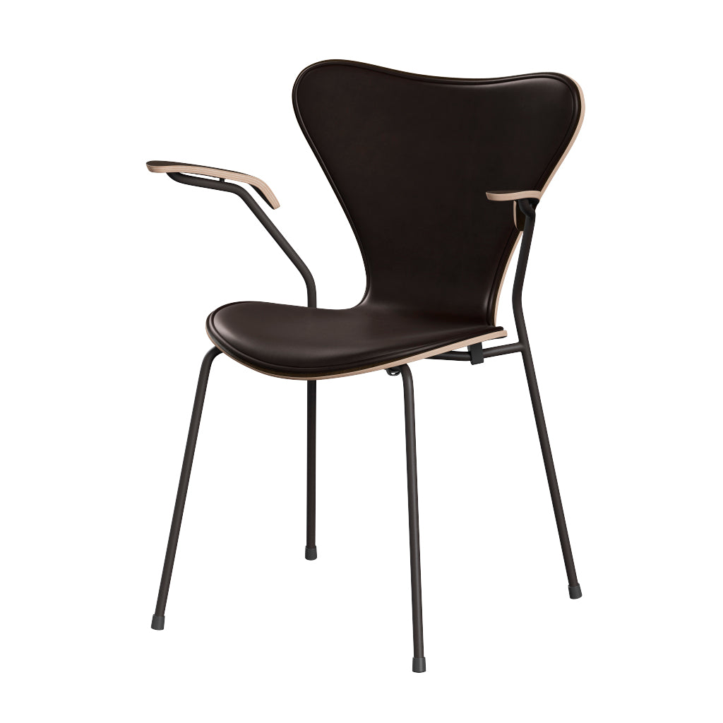 Fritz Hansen - 3207 Stuhl mit Armlehnen, Naturfurnier und Vorderseite gepolstert in Grace Leder - Gebeizte dunkle Eiche - Dunkelbraunes Leder - Gestell in Warm Graphite - Jacobsen Plus