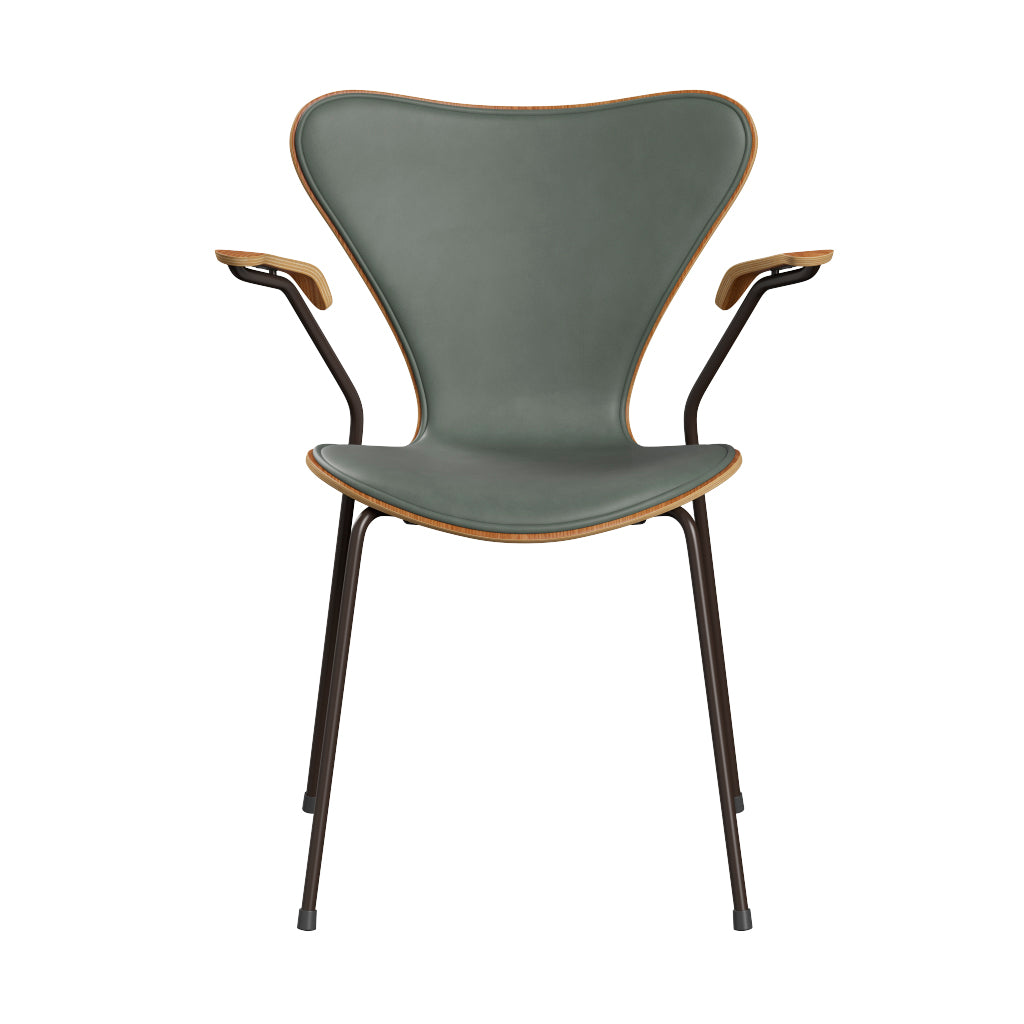 Fritz Hansen - 3207 Stuhl mit Armlehnen, Naturfurnier und Vorderseite gepolstert in Grace Leder - Elm - Concrete Grey Leder - Braun Bronze Gestell - Jacobsen Plus