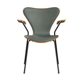 Fritz Hansen - 3207 Stuhl mit Armlehnen, Naturfurnier und Vorderseite gepolstert in Grace Leder - Elm - Concrete Grey Leder - Schwarz Gestell - Jacobsen Plus
