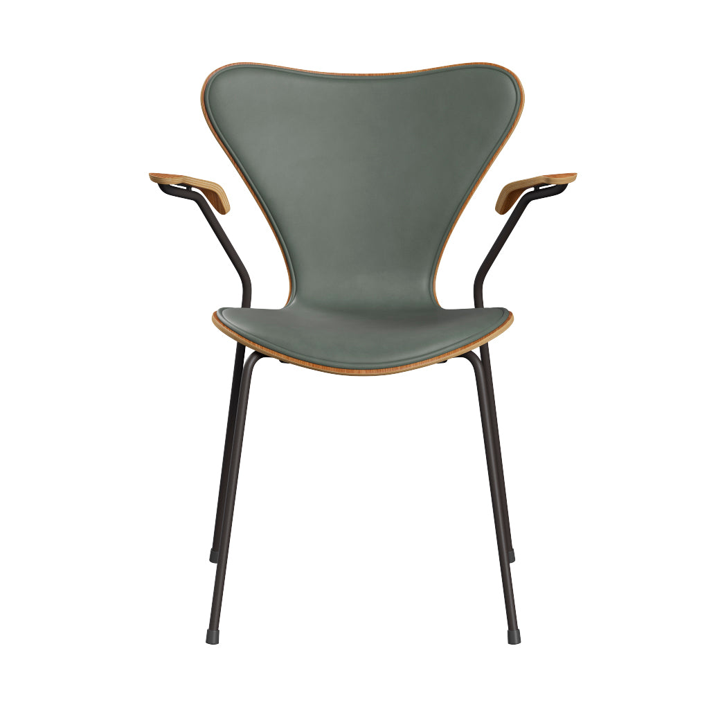 Fritz Hansen - 3207 Stuhl mit Armlehnen, Naturfurnier und Vorderseite gepolstert in Grace Leder - Elm - Concrete Grey Leder - Warm Graphite Gestell - Jacobsen Plus