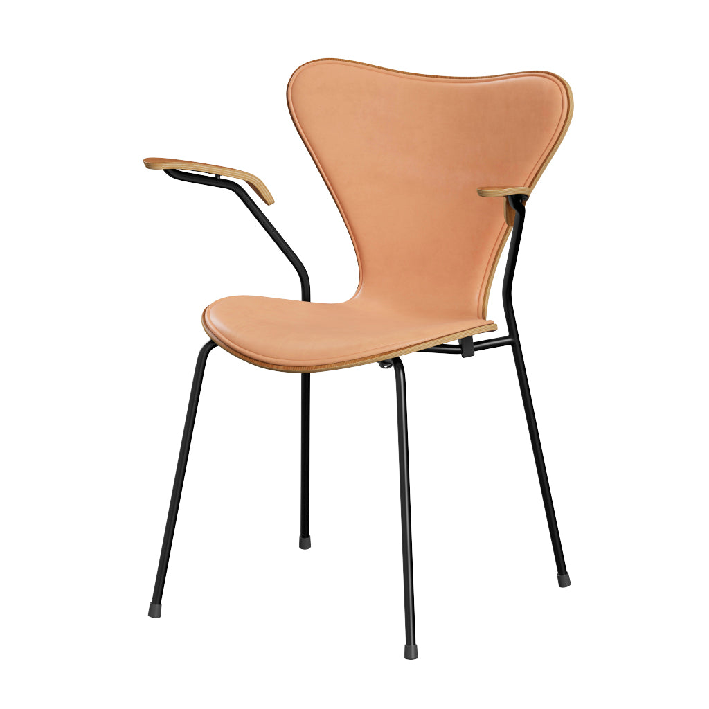 Fritz Hansen - 3207 stol med armlæn, naturfiner og forsidepolstret i Natur læder - Elm - Sort stel - Jacobsen Plus