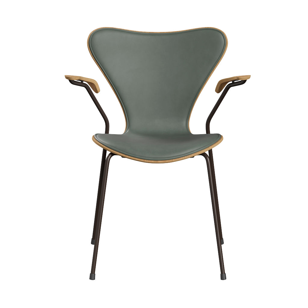 Fritz Hansen - 3207 Stuhl mit Armlehnen, Naturfurnier und Vorderseite gepolstert in Grace Leder - Eg - Concrete Grey Leder - Brown Bronze Gestell - Jacobsen Plus