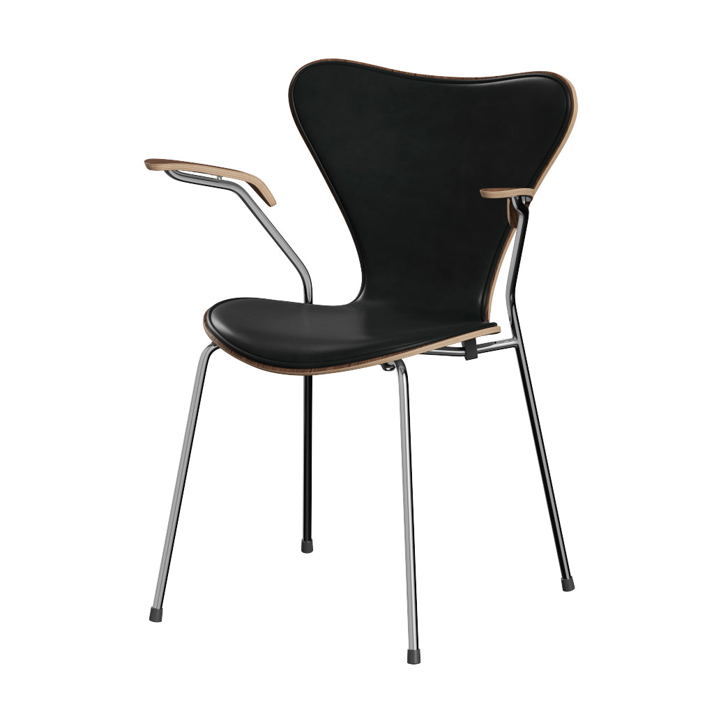 Fritz Hansen - 3207 Stuhl mit Armlehnen, Naturfurnier und Vorderseite gepolstert in Grace Leder - Walnuss - Schwarz Leder - Chromgestell - Jacobsen Plus