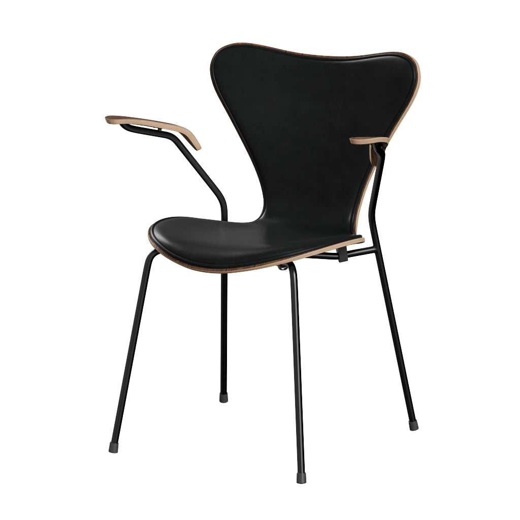 Fritz Hansen - 3207 Stuhl mit Armlehnen, Naturfurnier und Vorderseite gepolstert in Grace Leder - Walnuss - Schwarzes Leder - Schwarzes Gestell - Jacobsen Plus