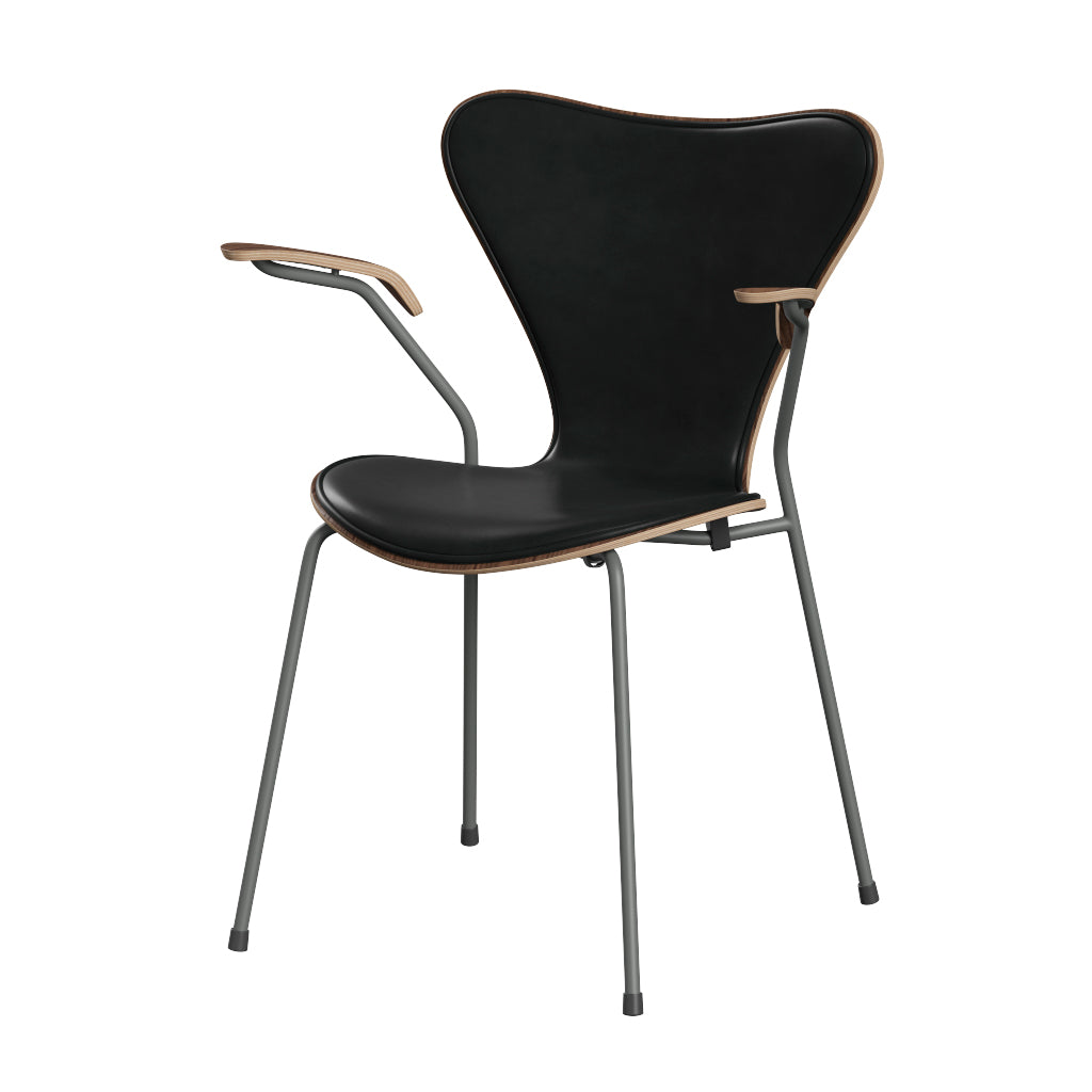Fritz Hansen - 3207 Stuhl mit Armlehnen, Naturfurnier und Vorderseite gepolstert in Grace Leder - Walnuss - Schwarz Leder - Silver Grey Gestell - Jacobsen Plus