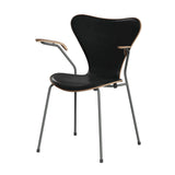Fritz Hansen - 3207 Stuhl mit Armlehnen, Naturfurnier und Vorderseite gepolstert in Grace Leder - Walnuss - Schwarz Leder - Silver Grey Gestell - Jacobsen Plus