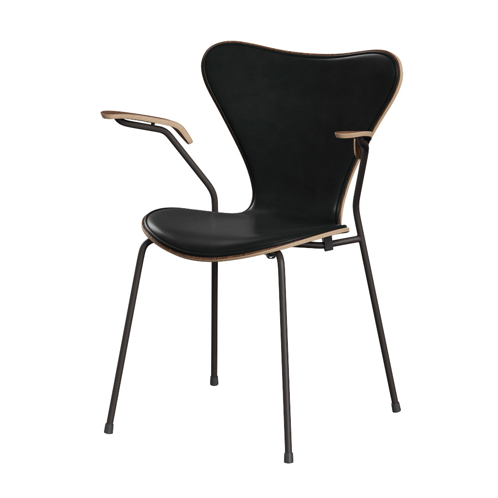 Fritz Hansen - 3207 Stuhl mit Armlehnen, Naturfurnier und Vorderseite gepolstert in Grace Leder - Walnuss - Schwarz Leder - Warm Graphite Gestell - Jacobsen Plus