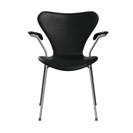 Fritz Hansen - 3207 Stuhl mit Armlehnen, vollgepolstert in Grace Leder - Schwarzes Leder - Chromgestell - Jacobsen Plus