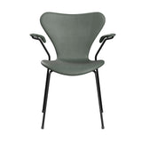 Fritz Hansen - 3207 stol med armlæn, fuldpolstret i Grace læder - Concrete Grey læder - Black stel - Jacobsen Plus
