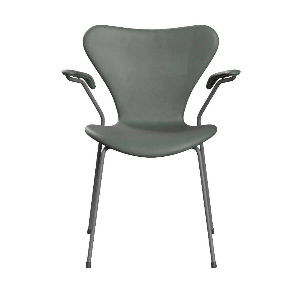 Fritz Hansen - 3207 stol med armlæn, fuldpolstret i Grace læder - Concrete Grey læder - Silver Grey stel - Jacobsen Plus