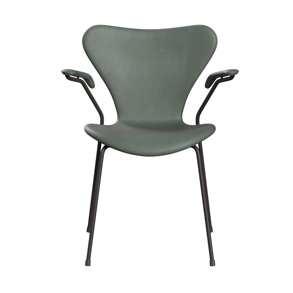 Fritz Hansen - 3207 stol med armlæn, fuldpolstret i Grace læder - Concrete Grey læder - Warm Graphite stel - Jacobsen Plus