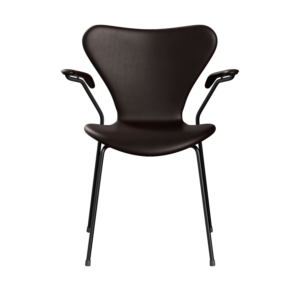 Fritz Hansen - 3207 stol med armlæn, fuldpolstret i Grace læder - Dark Brown læder - Black stel - Jacobsen Plus