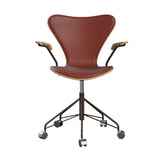 Fritz Hansen - 3217 kontorstol med armlæn, naturfiner og forsidepolstret i Grace læder - Bøg - Kastanjebrun læder - Brown Bronze stel - Jacobsen Plus
