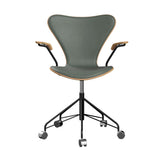 Fritz Hansen - 3217 kontorstol med armlæn, naturfiner og forsidepolstret i Grace læder - Bøg - Concrete Grey læder - Sort stel - Jacobsen Plus