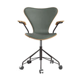 Fritz Hansen - 3217 kontorstol med armlæn, naturfiner og forsidepolstret i Grace læder - Bøg - Concrete Grey læder - Warm Graphite stel - Jacobsen Plus