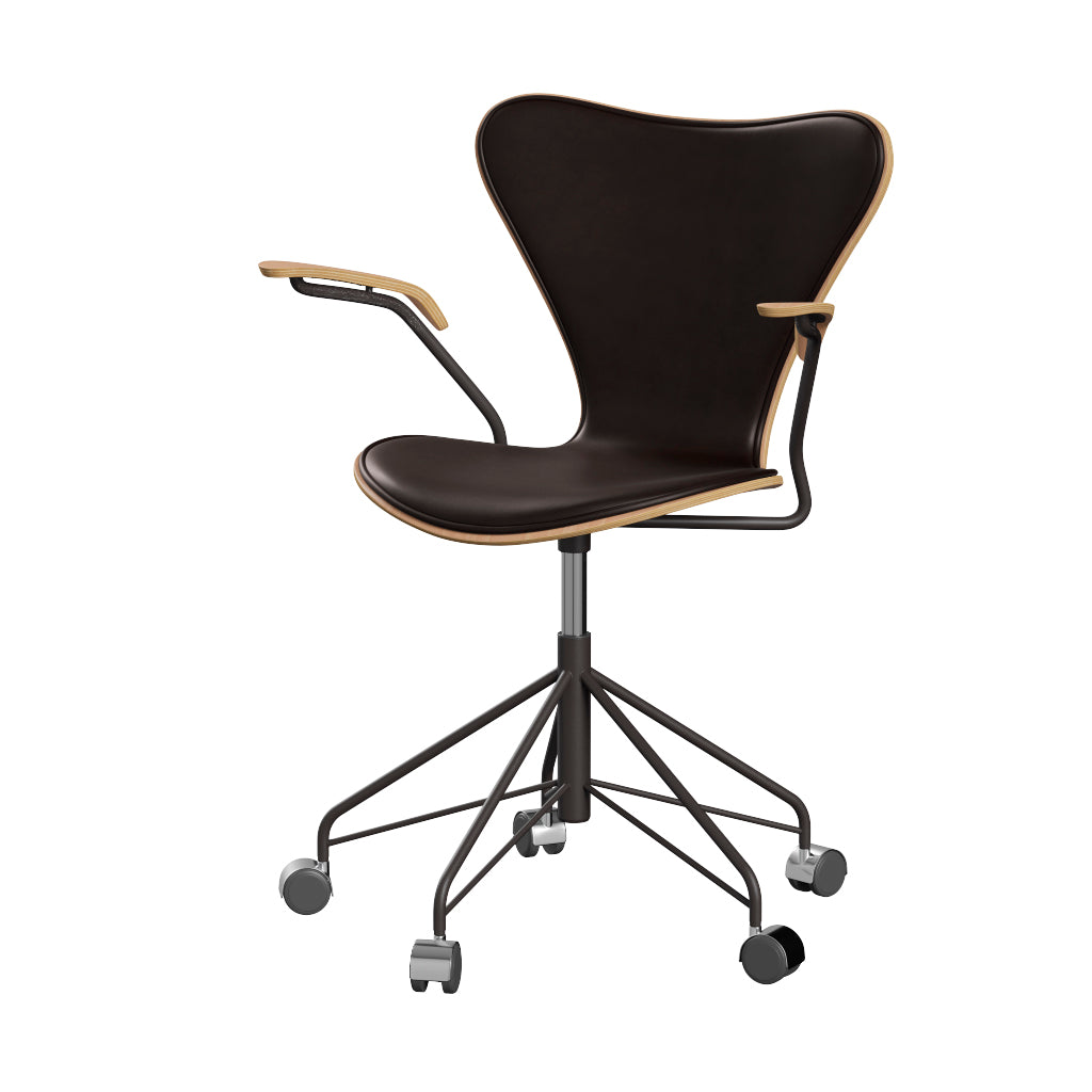 Fritz Hansen - 3217 kontorstol med armlæn, naturfiner og forsidepolstret i Grace læder - Bøg - Mørk brun læder - Warm Graphite stel - Jacobsen Plus