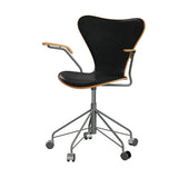 Fritz Hansen - 3217 kontorstol med armlæn, naturfiner og forsidepolstret i Grace læder - Kirsebær - Sort læder - Silver Grey stel - Jacobsen Plus