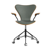 Fritz Hansen - 3217 kontorstol med armlæn, naturfiner og forsidepolstret i Grace læder - Kirsebær - Concrete Grey læder - Sort stel - Jacobsen Plus