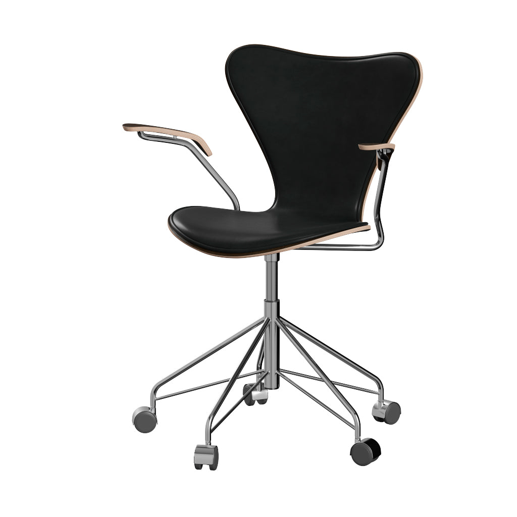 Fritz Hansen - 3217 kontorstol med armlæn, naturfiner og forsidepolstret i Grace læder - Mørkbejdset eg - Sort læder - Krom stel - Jacobsen Plus