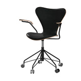Fritz Hansen - 3217 kontorstol med armlæn, naturfiner og forsidepolstret i Grace læder - Mørkbejdset eg - Sort læder - Sort stel - Jacobsen Plus