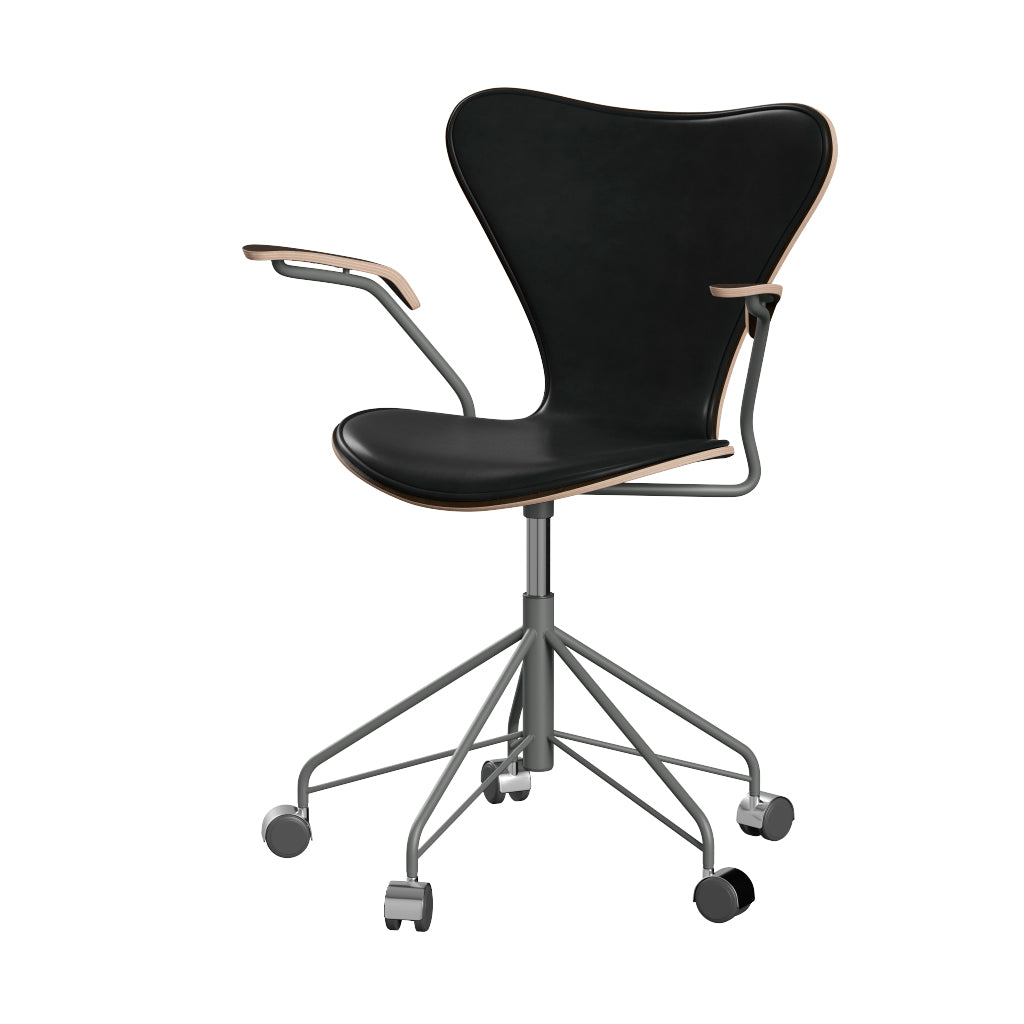 Fritz Hansen - 3217 kontorstol med armlæn, naturfiner og forsidepolstret i Grace læder - Mørkbejdset eg - Sort læder - Silver Grey stel - Jacobsen Plus