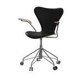 Fritz Hansen - 3217 kontorstol med armlæn, naturfiner og forsidepolstret i Grace læder - Mørkbejdset eg - Sort læder - Silver Grey stel - Jacobsen Plus