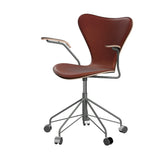 Fritz Hansen - 3217 kontorstol med armlæn, naturfiner og forsidepolstret i Grace læder - Mørkbejdset eg - Kastanjebrun læder - Silver Grey stel - Jacobsen Plus