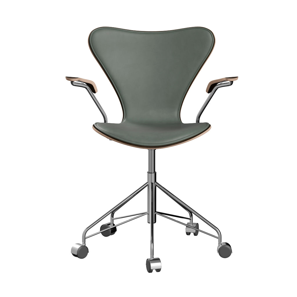 Fritz Hansen - 3217 kontorstol med armlæn, naturfiner og forsidepolstret i Grace læder - Mørkbejdset eg - Concrete Grey læder - Krom stel - Jacobsen Plus
