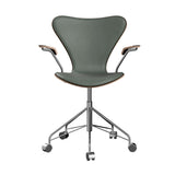 Fritz Hansen - 3217 kontorstol med armlæn, naturfiner og forsidepolstret i Grace læder - Mørkbejdset eg - Concrete Grey læder - Krom stel - Jacobsen Plus
